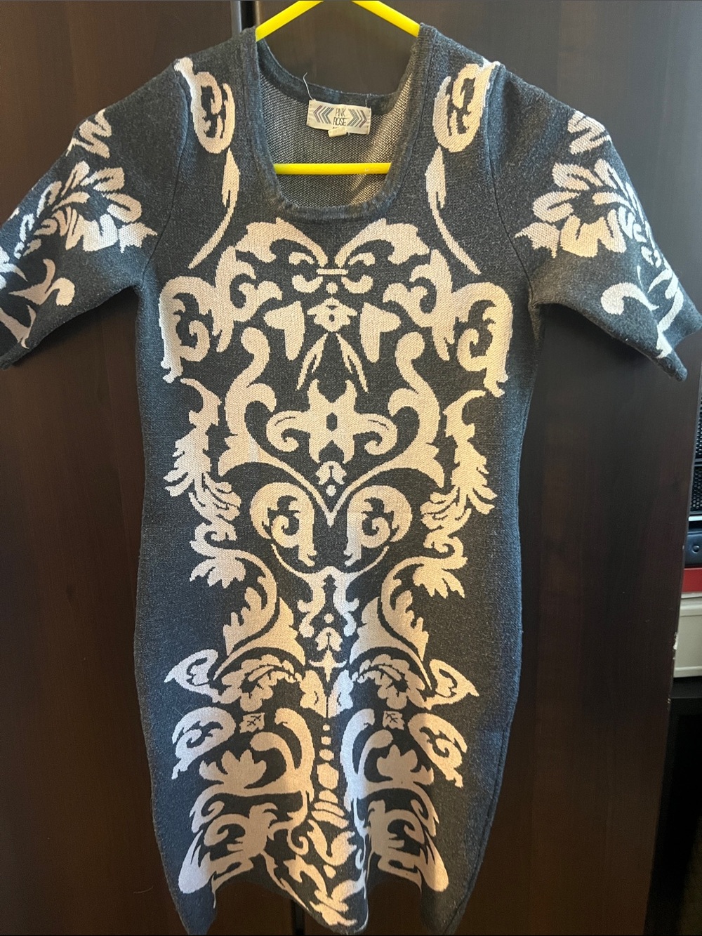 Gray and tan form figure dess square neckline. Short sleeve. Size small petite